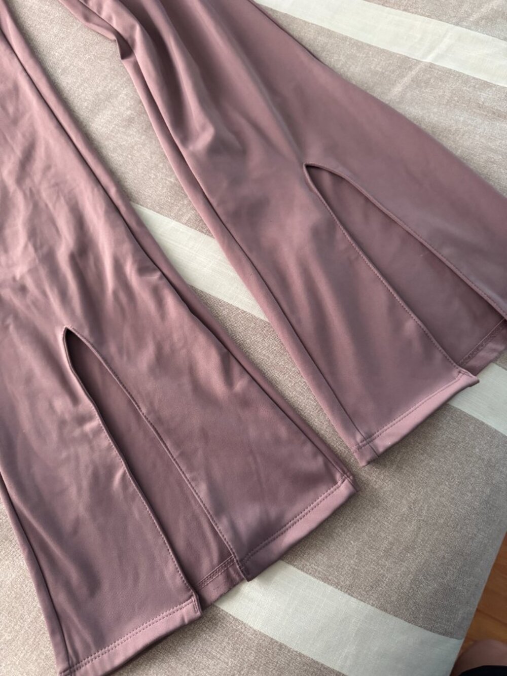 EUC Mauve Flare Lycra Leggings with Front Slit Hem - Picture 3 of 5